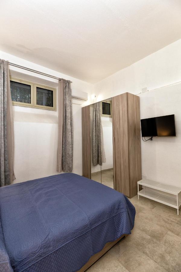 Garden House: And For Holidays Couette-café 2*