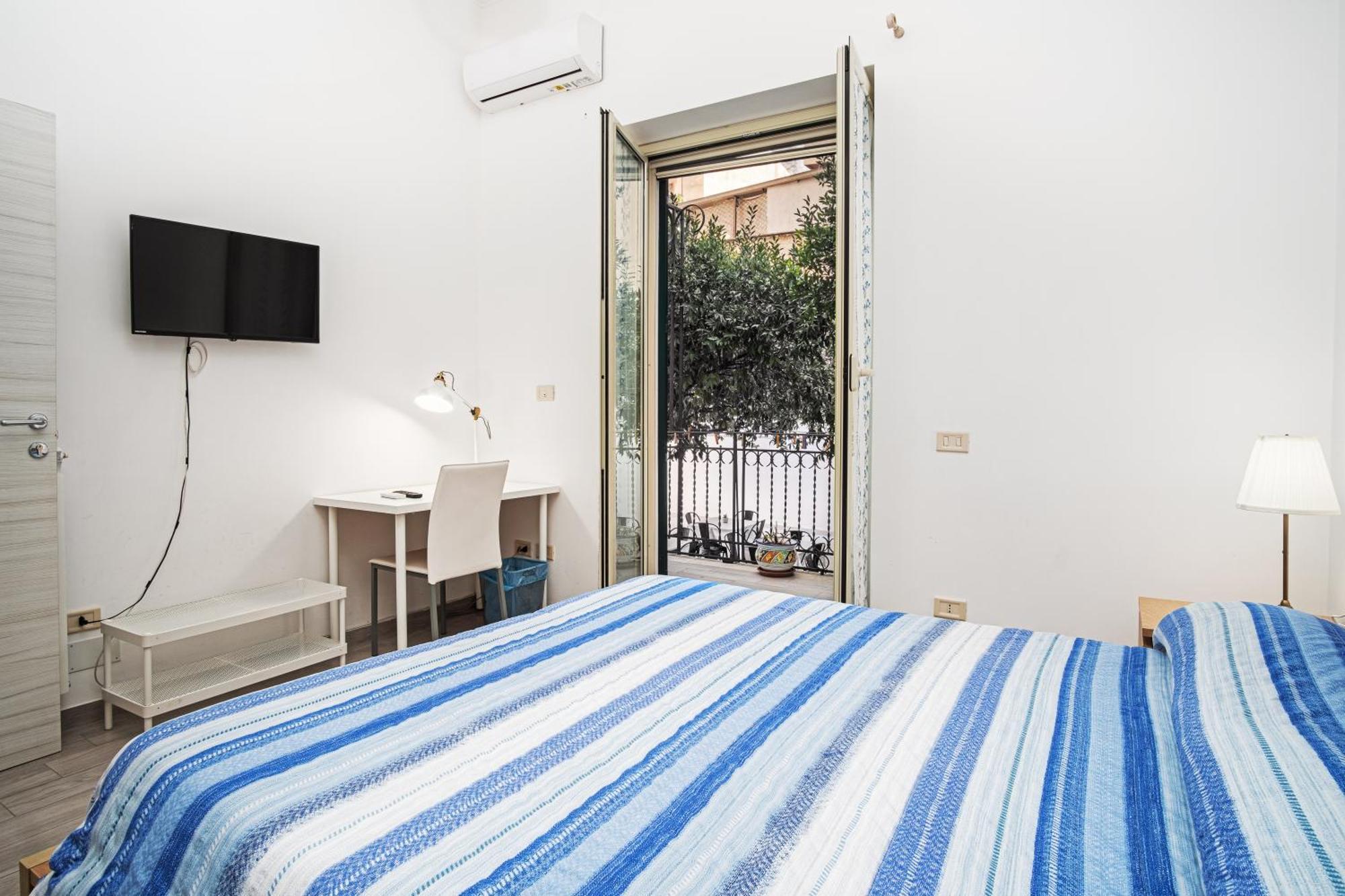 Garden House: And For Holidays Couette-café Palerme