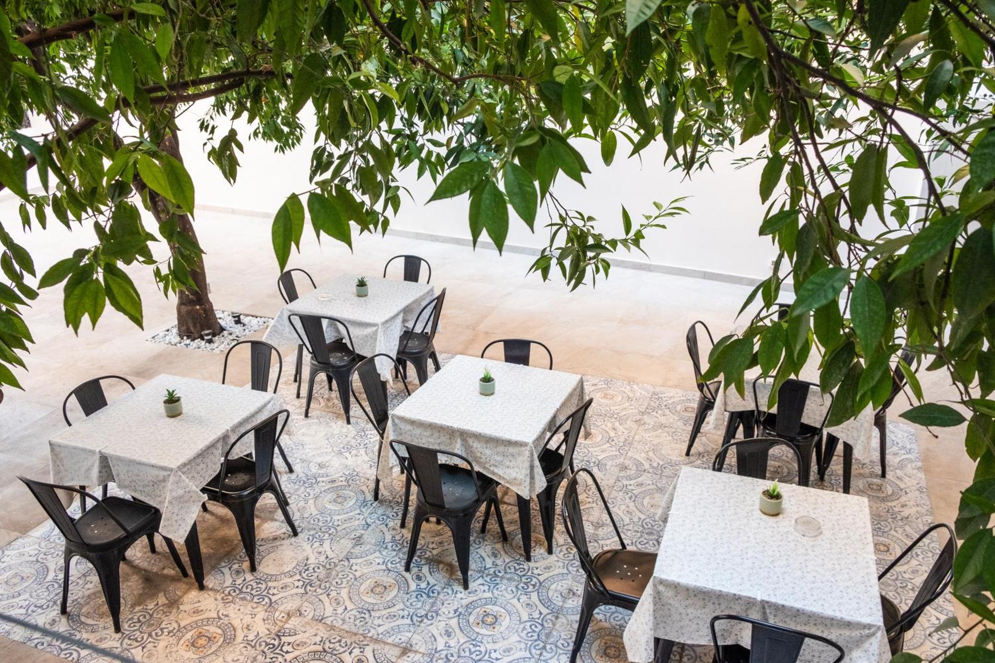Garden House: And For Holidays Couette-café Palerme